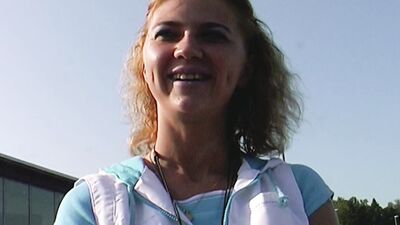 Sie fahrt in den urlaub mit der aeltere stiefschwester! Schau was dann passiert!