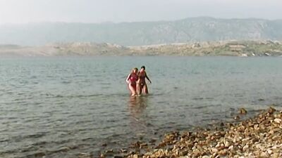 Sie fahrt in den urlaub mit der aeltere stiefschwester! Schau was dann passiert!