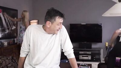 DADDY4K. Alter Mann dringt in das Loch seiner Stiefsohn-Freundin ein (Nikky Dream, Old Man)