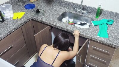 Mature MILF seduces plumber with her huge ass
