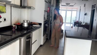ella cocina y yo me la penetro!