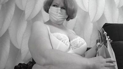 A mature BBW milf with big natural saggy tits tries on bras.