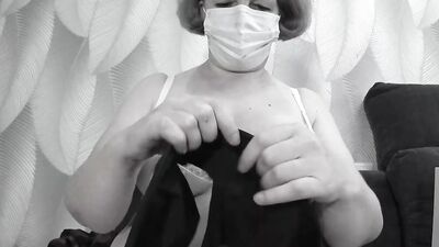 A mature BBW milf with big natural saggy tits tries on bras.