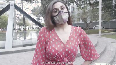 Señora TURISTA COLOMBIANA pide ayuda para tomarse fotos 