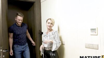 MATURE4K Housewife gets facial and uses vaginal lips to satisfy tenant
