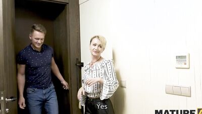 MATURE4K Short-haired mature hooked up with man before signing contract