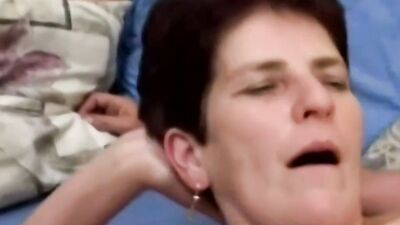 Watch Oma Laedt Zum Kaffee Kraenzchen get her mature pussy pounded in scene03
