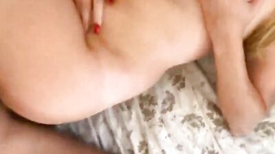 SuBe fette Stiefschwester spielt frech mit dem Penis des Bru