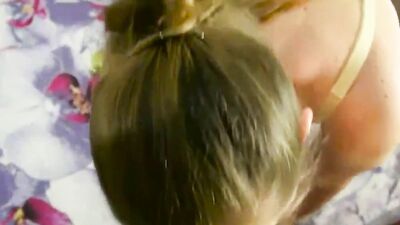 Rippade strumpbyxor och Knulla Doggy Style en ung mamma