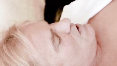 DADDY4K. Pequeña rubia monta la polla del apuesto padre del novio antes