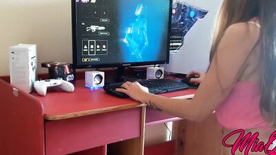 Small Gamer Girl teaching how fucks while she plays Star Wars BattleFront 2