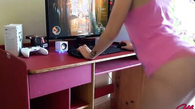 Small Gamer Girl teaching how fucks while she plays Star Wars BattleFront 2