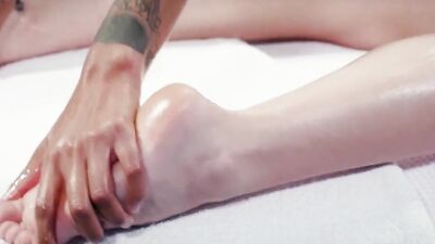 Not a normal massage, Luna Corazon and Marilyn Sugar