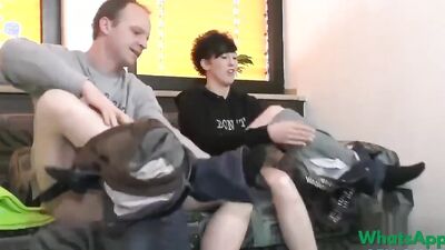 Schwester Aufgerissen - SEX auf dem Sofa mit Bruder