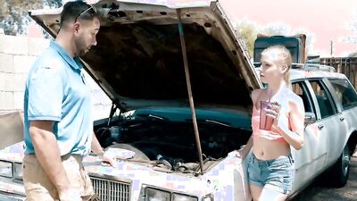 Amateur blonde chick is having hardcore sex in the car