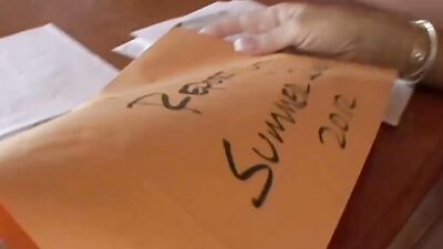 Mutter leckt Stieftochter zum Orgasmus
