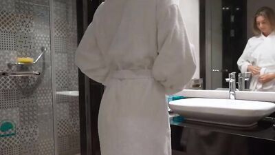 Putzfrau spioniert mich im Badezimmer