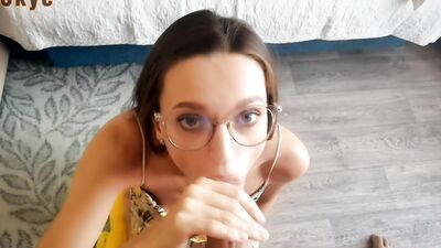 Сводная  ботанка уговорила меня дать ей в рот и кончить на очки