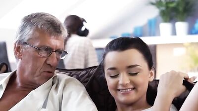 DADDY4K Bruna soddisfa i suoi bisogni sessuali usando il bastone del papà di BF