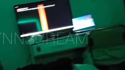 Nenita de papi se coge duro a su novio con sus padres en casa mientras ellos creen que mira Netflix