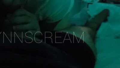Nenita de papi se coge duro a su novio con sus padres en casa mientras ellos creen que mira Netflix