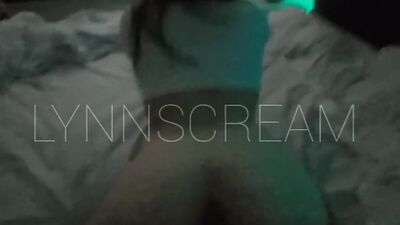 Nenita de papi se coge duro a su novio con sus padres en casa mientras ellos creen que mira Netflix
