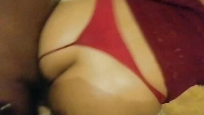 Virgen tiene un orgasmo mientras folla con su padrastro