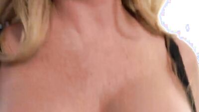 Milf Strips fur mich und schleift an meinem Schwanz