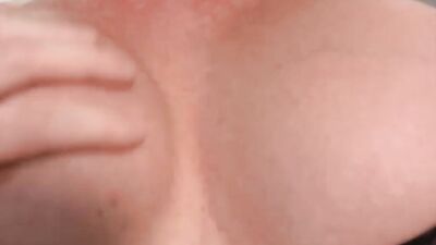 Milf Strips fur mich und schleift an meinem Schwanz