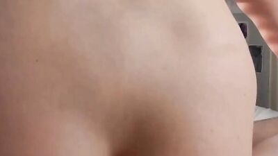 Styvpappa Creampies Sin Styvdotter Medan Mamma är Ute
