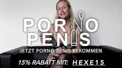Big Tits MILF leckt ihre eigenen Fuesse, als sie einen Schwanz in ihrer Muschi spuert