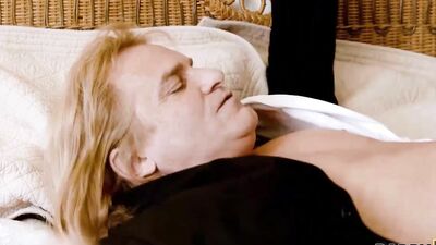 DADDY4K. La ragazza invita il patrigno degli sposi a collegarsi prima del suo matrimonio
