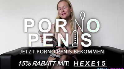 Sexy Brünette im Catsuit spielt mit gefesselten Mann