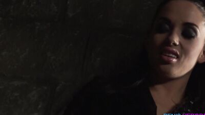 Sexy Brünette im Catsuit spielt mit gefesselten Mann