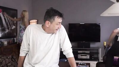 DADDY4K. Prinzessinnenhöschen werden ausgezogen