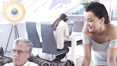 DADDY4K. L'Ukrainienne Erica Black ne peut pas tenter BF mais a des relations sexuelles avec son bea