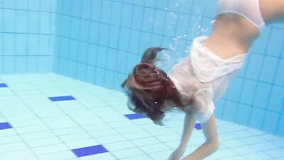 Juicy body Zuzanna submerged underwater