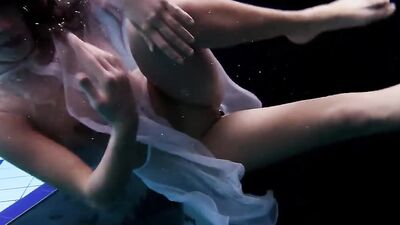Juicy body Zuzanna submerged underwater