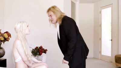 DADDY4K. La petite ne se sent pas fâchée de le faire avec son beau-père
