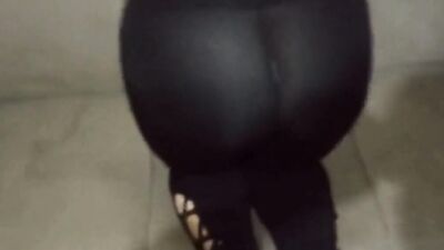 Comendo uma ruiva gostosa de calça legging até gozar