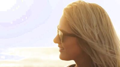 Blonde bombshell gets her pussy stretched after surfing