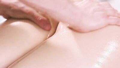 Deep pussy massage for a skinny babe