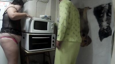 Lencería sexy y una garganta bien profunda para reventar su polla