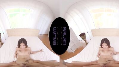 Polly Pons is playing with stepbrother's hard schlong in VR