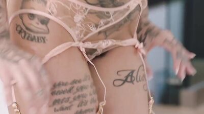 Tattooed Leigh Raven gets her both holes stretched with a dong