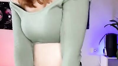 Astonishing webcam babe teases with her bubble butt on webcam show