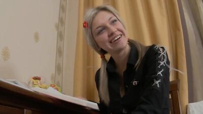 MAKE IT CLAP - Blonde Stepsister love ANAL CREAMPIE