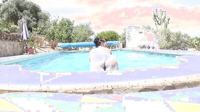 Curvy MILF gets horny sunbathing and plays with that wet cunt