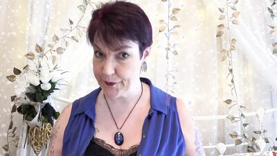 Short-haired BBW mature woman is playing with her wet cunt