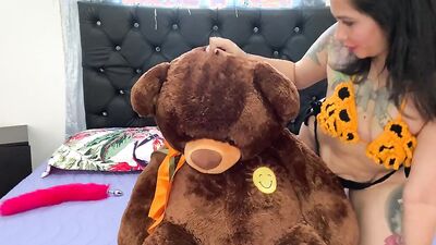 JhoanitaCat playing with her teddy masturbates him and fucks him in the ass